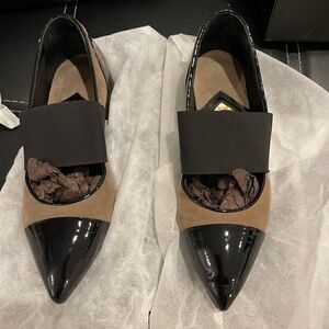 Pointy toe loafers block heel shoes.